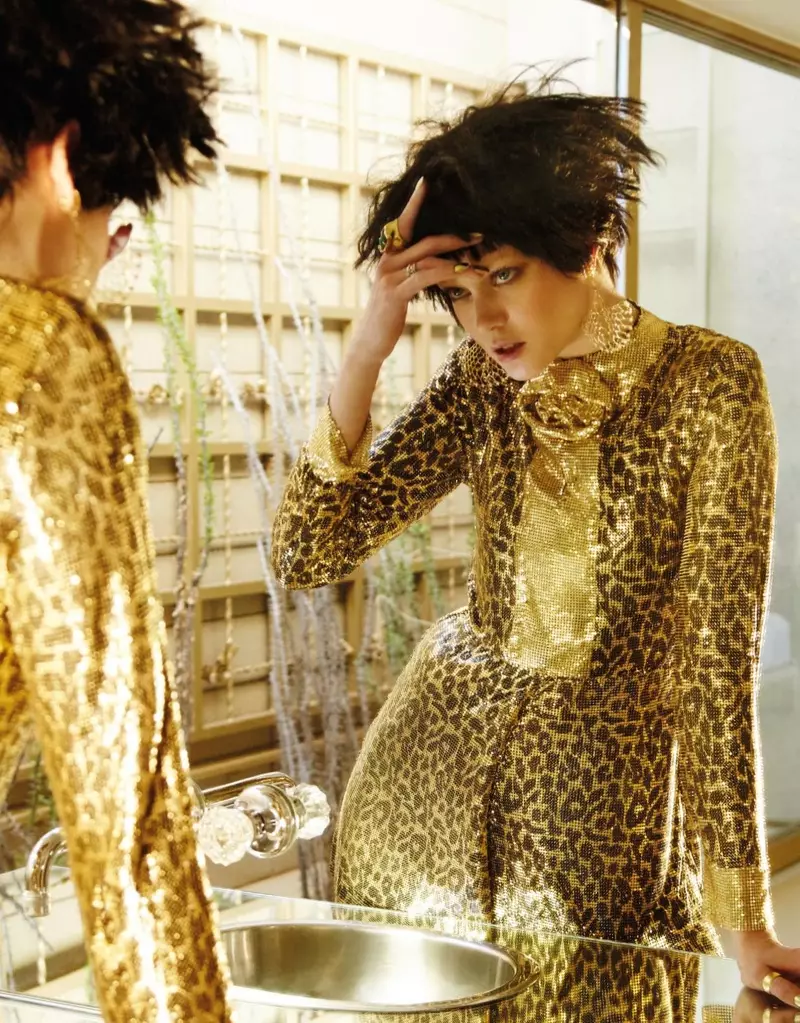 Golden Eye: Diana Moldavan glitter i metallisk stil för Vogue Taiwan