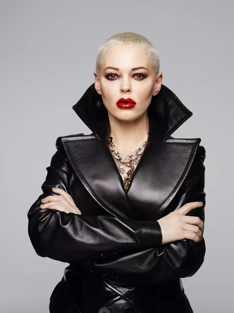 Lîstikvan Rose McGowan çakêtê Jitrois û gerdena PK Bijoux li xwe dike. Wêne: Rankin