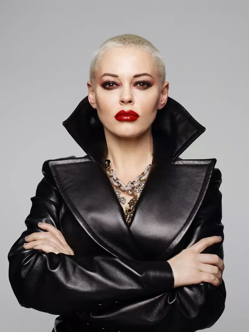 Rose McGowan, gekleed in leer, neemt een pose aan. Foto: Rankin