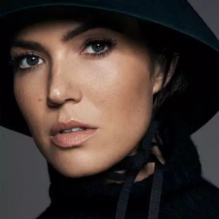 Mandy Moore proba estilos elegantes para Story + Rain