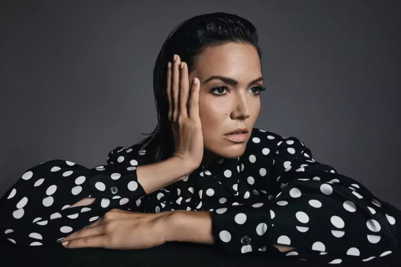 Pelakon Mandy Moore bergambar dalam bahagian atas cetakan polka dot Dolce & Gabbana