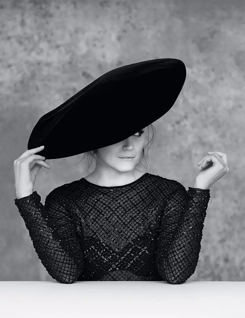 Actrice Taylor Schilling poseert in Saint Laurent fluwelen platte hoed en geborduurde gebreide trui