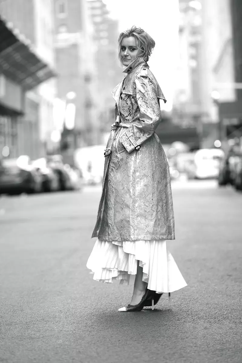 Тейлор Шиллинг Бурбери краска траншеясында, Том Форд насослары һәм өстендә Брунелло Кучинелли юбка белән