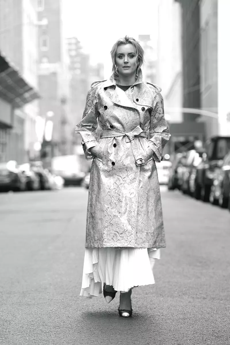 Taylor Schilling, gefotografeerd in zwart-wit, draagt een Burberry-jas