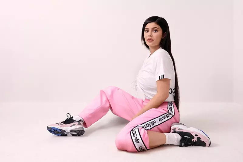 Kylie Jenner นำแสดงในแคมเปญรองเท้าผ้าใบ Adidas Falcon