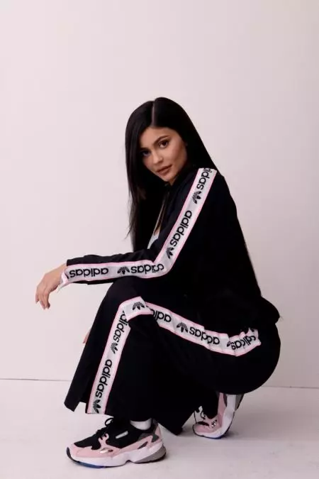 凱莉·詹納 (Kylie Jenner) 憑藉阿迪達斯“獵鷹”運動帶回 90 年代經典