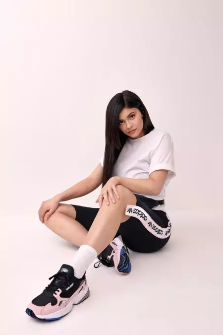 Kylie Jenner tuo takaisin 90-luvun klassikon Adidaksen Falcon-kampanjalla