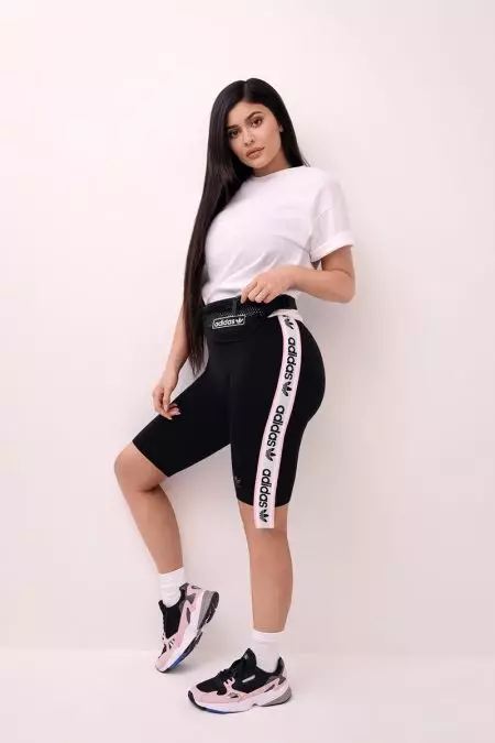 Kylie Jenner pote yon klasik ane 90 yo ak kanpay Adidas 'Falcon'