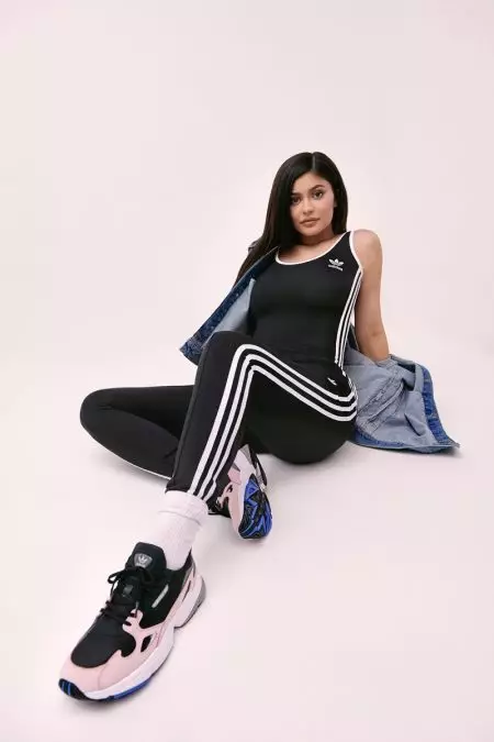 凱莉·詹納 (Kylie Jenner) 憑藉阿迪達斯“獵鷹”運動帶回 90 年代經典