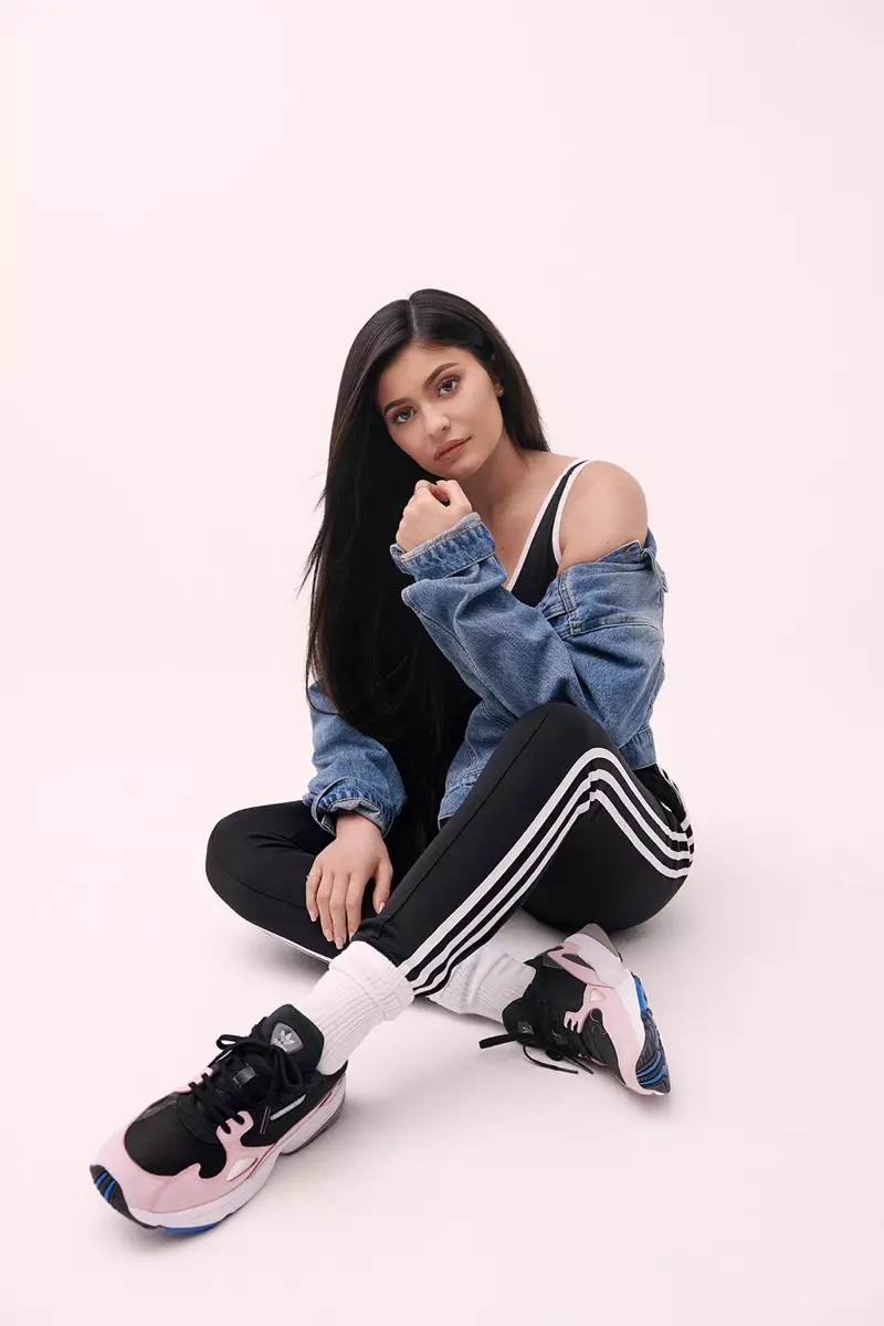 E Bild vun der adidas Falcon Kampagne mam Kylie Jenner