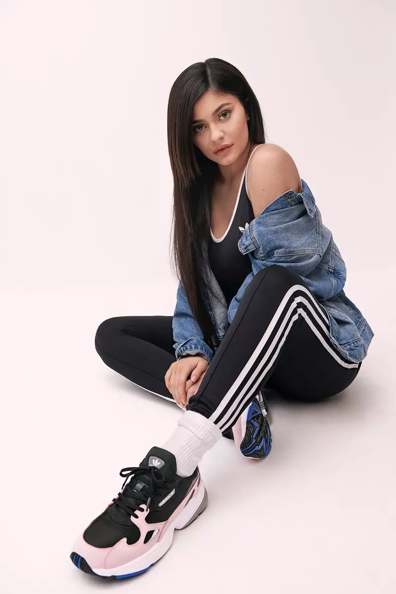 Kylie Jenner devan kanpay adidas Falcon tenis