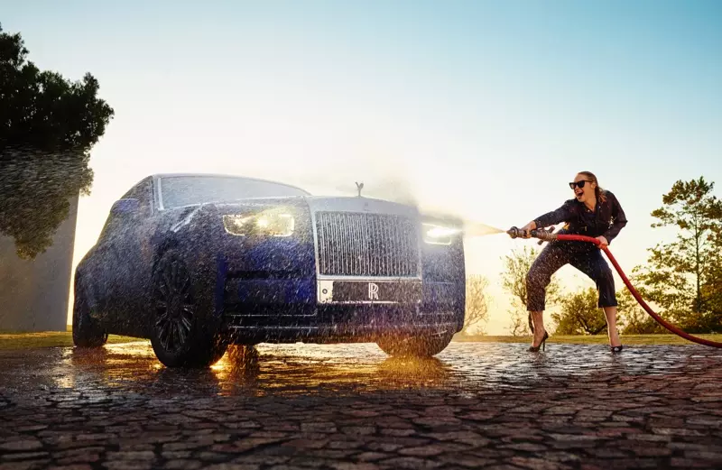 Aktorja Gwendoline Christie pozon me Rolls-Royce Phantom