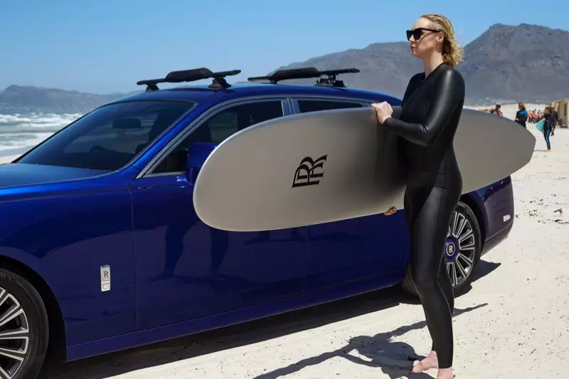 Op weg naar het strand poseert Gwendoline Christie met een surfplank op de set van Rolls-Royce Phantom-film