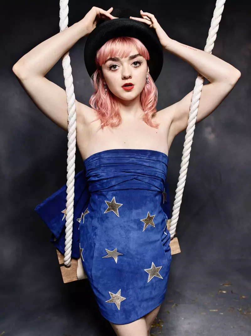 Die aktrise Maisie Williams poseer in Saint Laurent-rok met Van Cleef & Arpels-oorbelle en Stephen Jones-hoed. Foto: Rankin