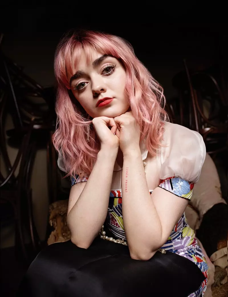 Mei har roze hier sjen litte, draacht Maisie Williams Chanel-look. Foto: Rankin