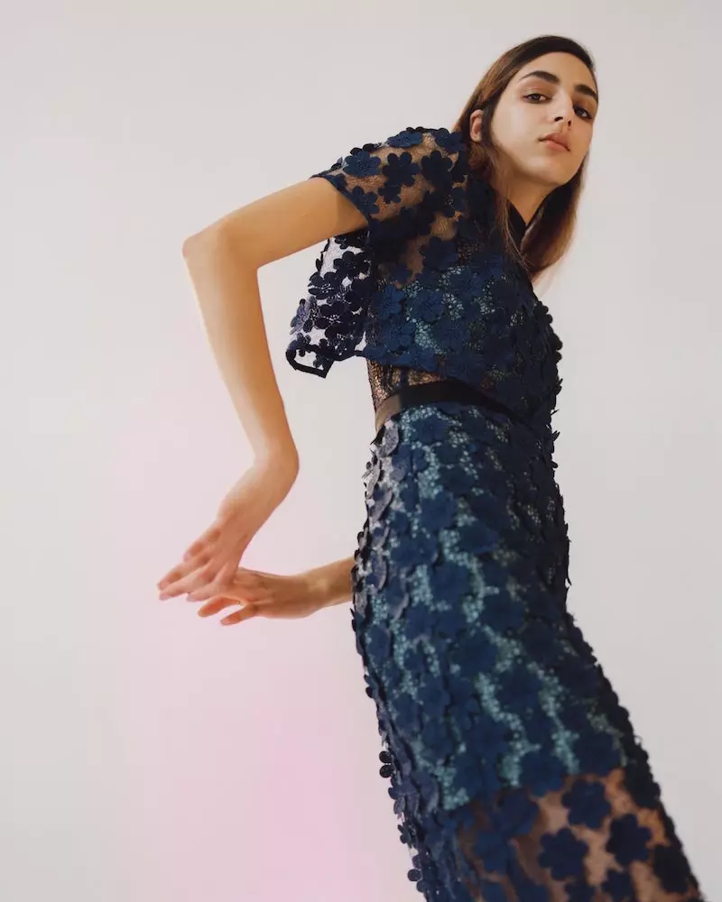 La campagna pre-fall 2016 di Self-Portrait presenta un vestito lungo popover con ricamo floreale
