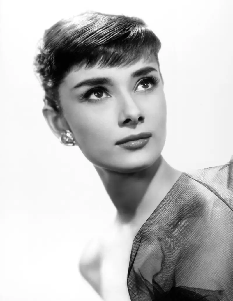 Audrey Hepburn porte une coupe de cheveux de lutin dans les années 1950 pour le tournage promotionnel de Sabrina. Crédit photo : Paramount Pictures / Album / Alamy Banque D'Images