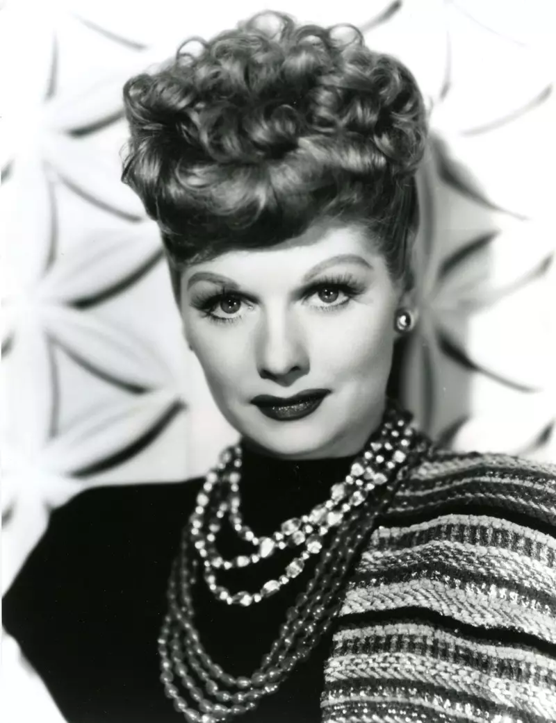 Lucille Ball è famosa per aver indossato il taglio di capelli da barboncino negli anni '50. | Photo credit: Pictorial Press Ltd / Alamy Foto Stock