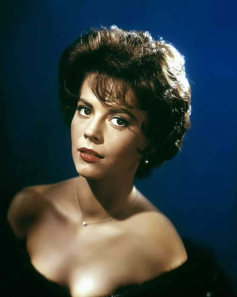 Natalie Wood toant fol krullen mei bangs yn 1958. | Fotokredyt: AF-argyf / Alamy Stock Photo