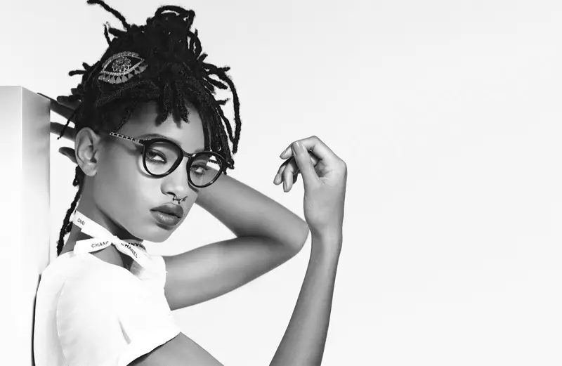 Willow Smith Chanel Eyewearдин күзгү коллекциясындагы оптикалык алкактарды кийет