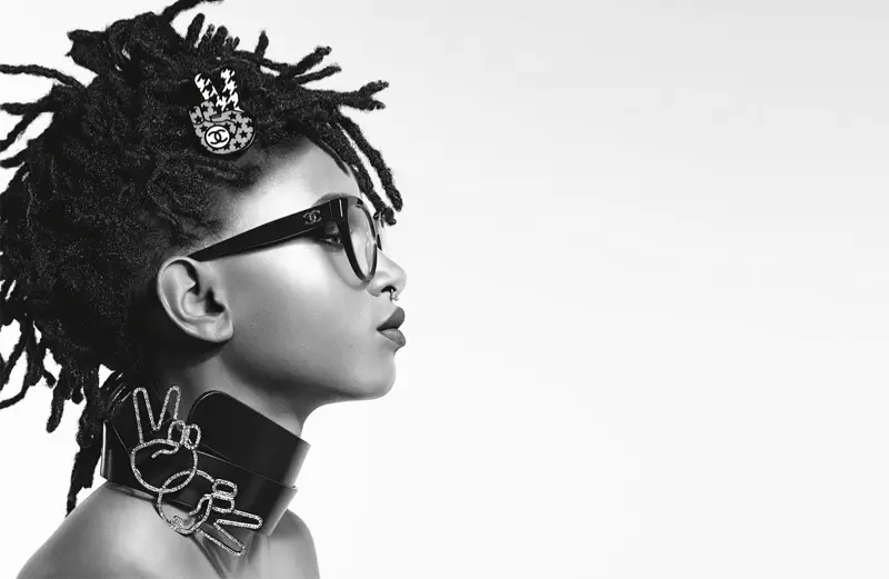 Willow Smith Chanel Eyewear компаниясынын 2016-жылдын күз айындагы жарнамалык кампаниясында өрүлгөн чачтарды кийип жүрөт