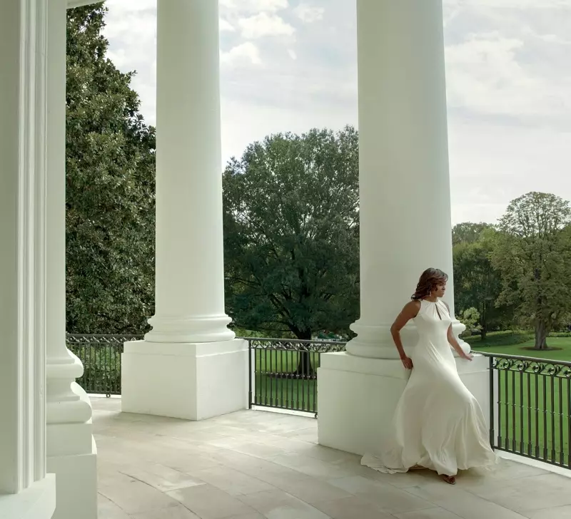 Beyazlar içinde poz veren Michelle Obama, Carolina Herrera elbisesi giyiyor. Fotoğraf: Annie Leibovitz/VOGUE