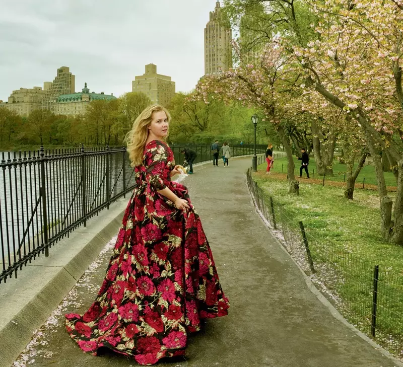 Amy Schumer, wat in Central Park poseer, dra 'n geborduurde rok van Naeem Khan. Foto: Annie Leibovitz/Vogue