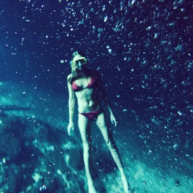Cara Delevingne su altında çekildi