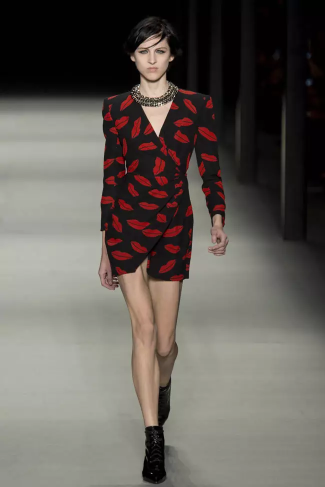 Imagine: Rochie cu imprimeu de buze la show-ul Saint Laurent de primăvară 2014