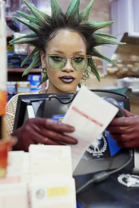 Rihanna Aleta Mtindo kwenye Duka la Urahisi kwa Majarida ya Karatasi