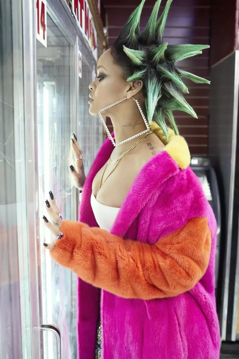 Nakasuot ng berdeng spike ang kanyang buhok, nag-pose si Rihanna sa Bally coat, Reiss shirt at DSquared2 jeans