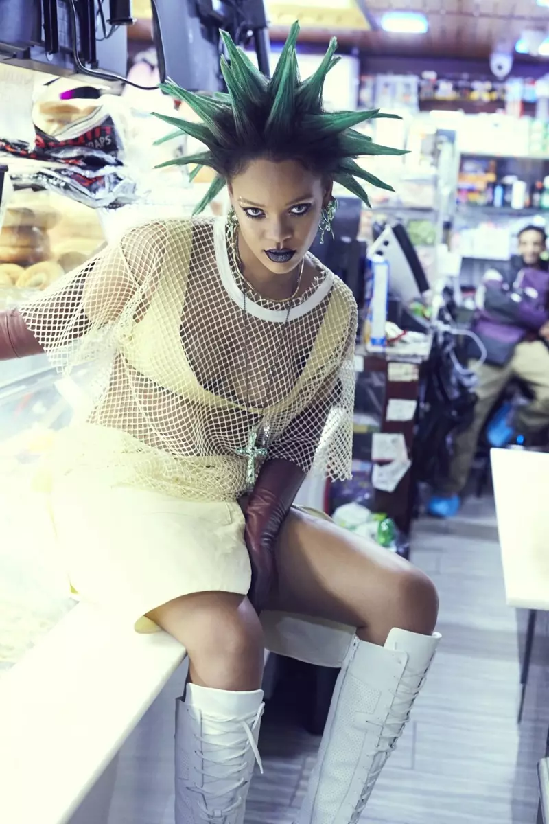 Rihanna posa con la maglia n. 21, il reggiseno di & Other Stories e la gonna di Marni