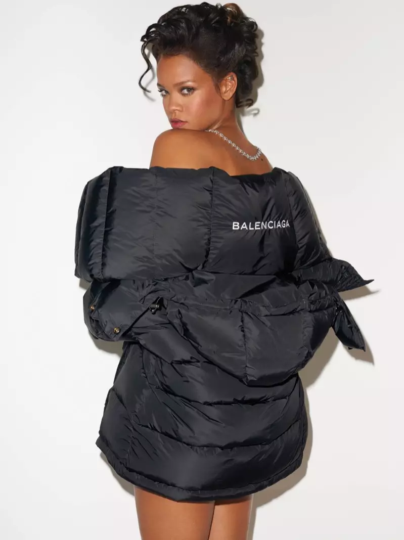 Rihanna Balenciaga ජැකට් එකේ උරහිස් පෙන්වයි