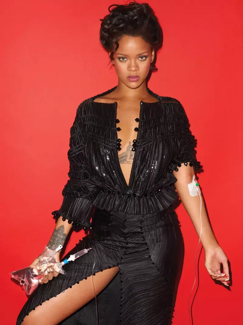 Rihanna, Riccardo Tisci imzalı pileli Givenchy Haute Couture elbisesini giydi.