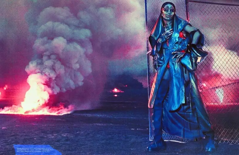 Rihanna pose à côté d'une clôture grillagée vêtue d'une robe Hood by Air Atelier, E.L.F. Body Zhou London et chaîne de corps Jennifer Fisher