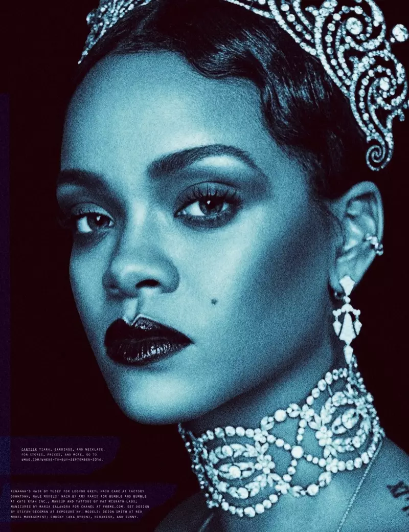 Rihanna cemlorot ing tiara Cartier, anting-anting lan kalung