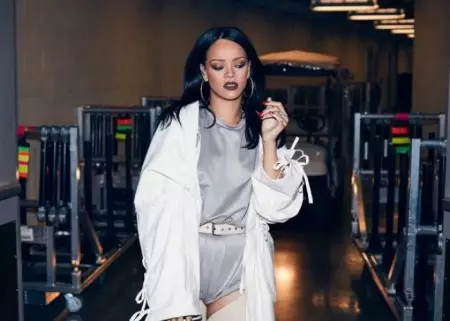 በVogue ኤፕሪል ሽፋን ታሪክ ውስጥ Rihanna Dazzles