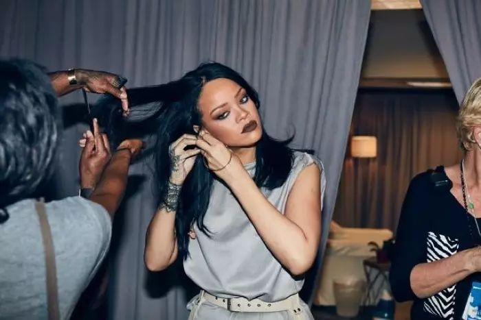 Rihanna bersiap untuk naik ke panggung dalam tur dunia Anti-nya. Foto: Dennis Leupold