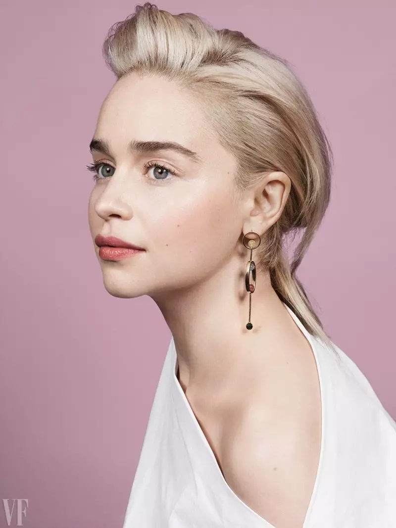 Emilia Clarke viser sine blonde lokker og bærer The Row-top og Yael Sonia-øreringe