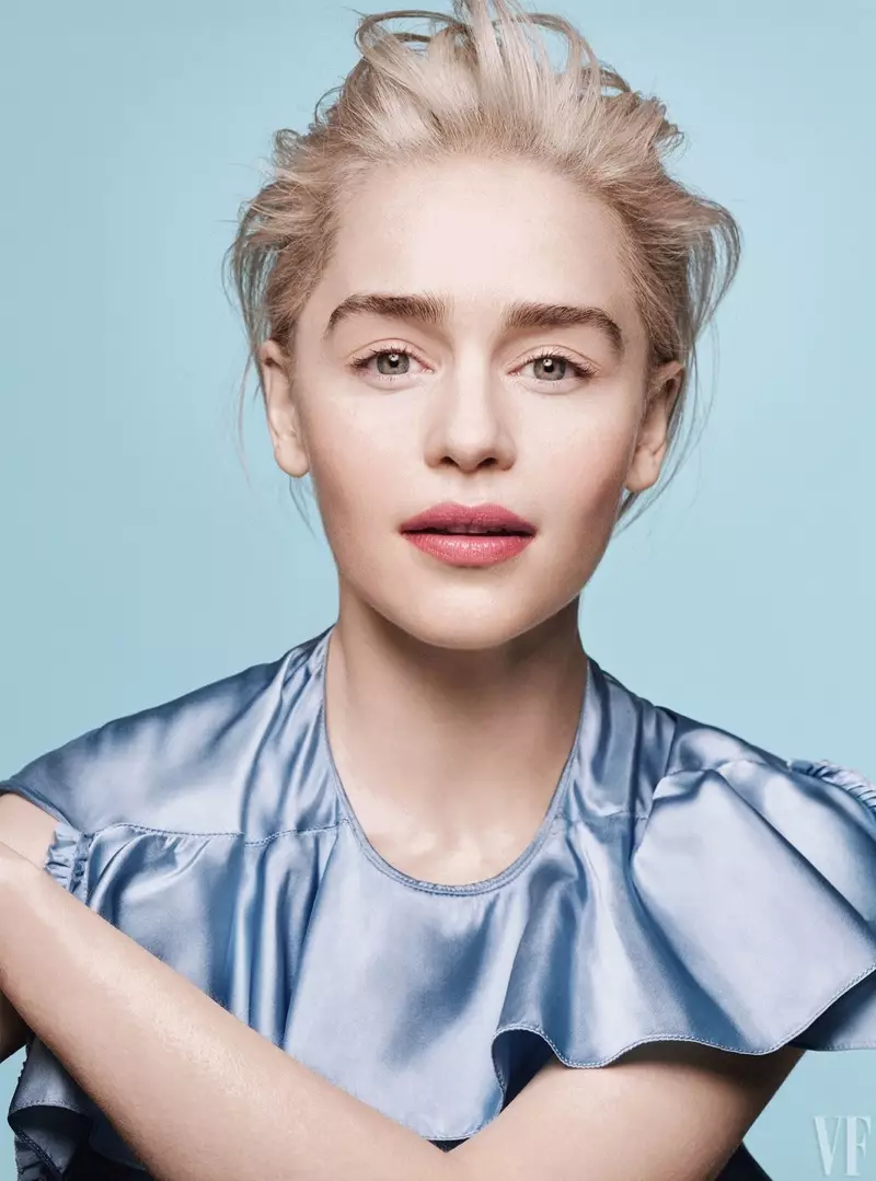 Emilia Clarke színésznő Louis Vuitton ruhában pózol