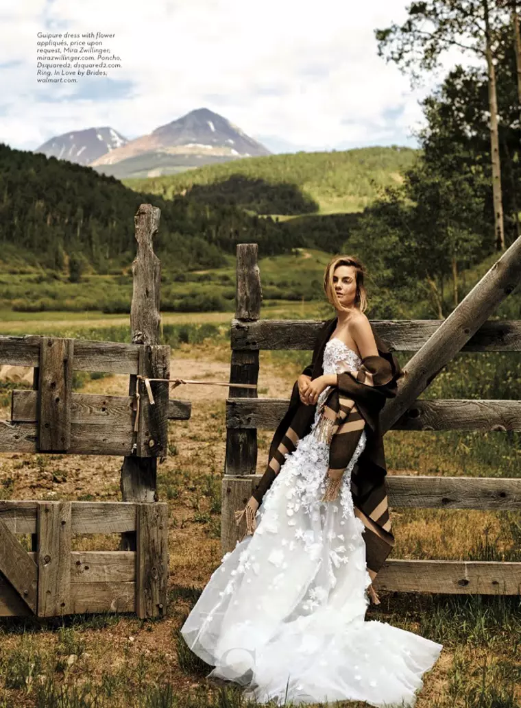 Tegen de achtergrond van de bergen van Colorado draagt Bridget Mira Zwillinger-jurk met DSquared2-poncho