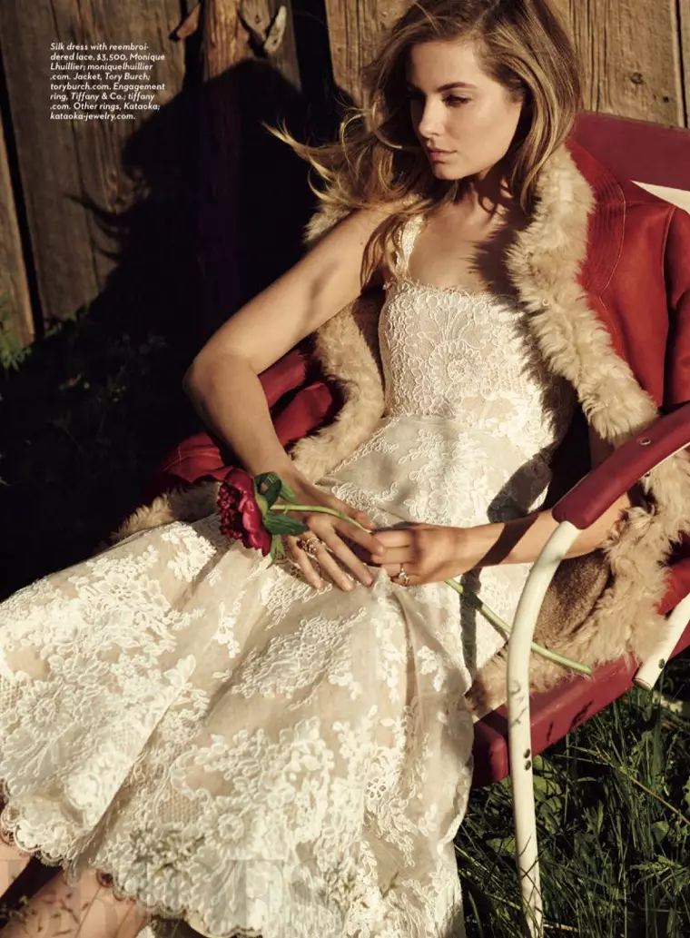 Het model heeft een koninklijk moment in Monique Lhuillier-jurk met Tory Burch-jas