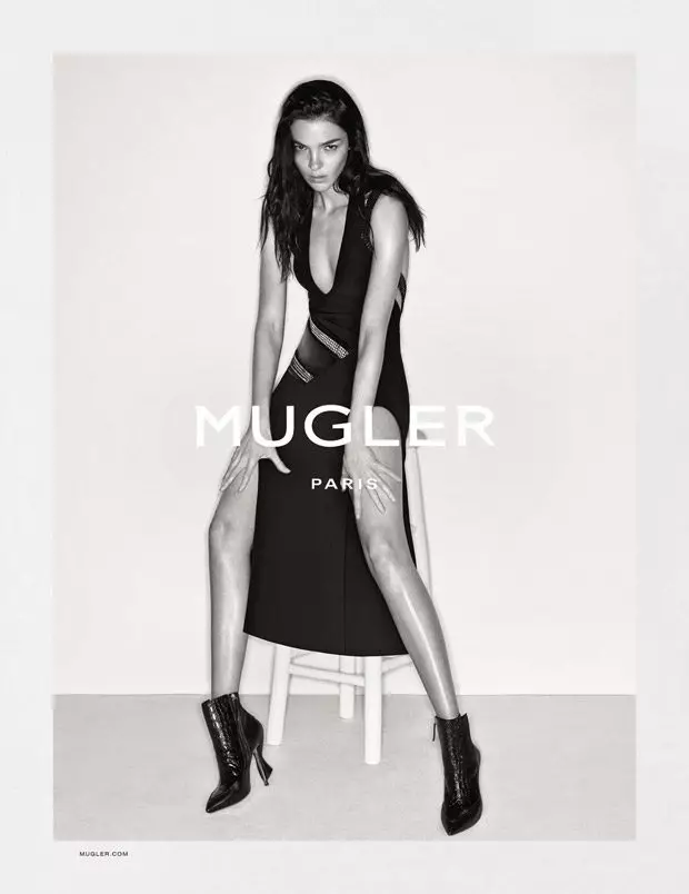 Mariacarla Boscono arbore une jambe dans une robe asymétrique pour la campagne automne-hiver 2016 de Mugler