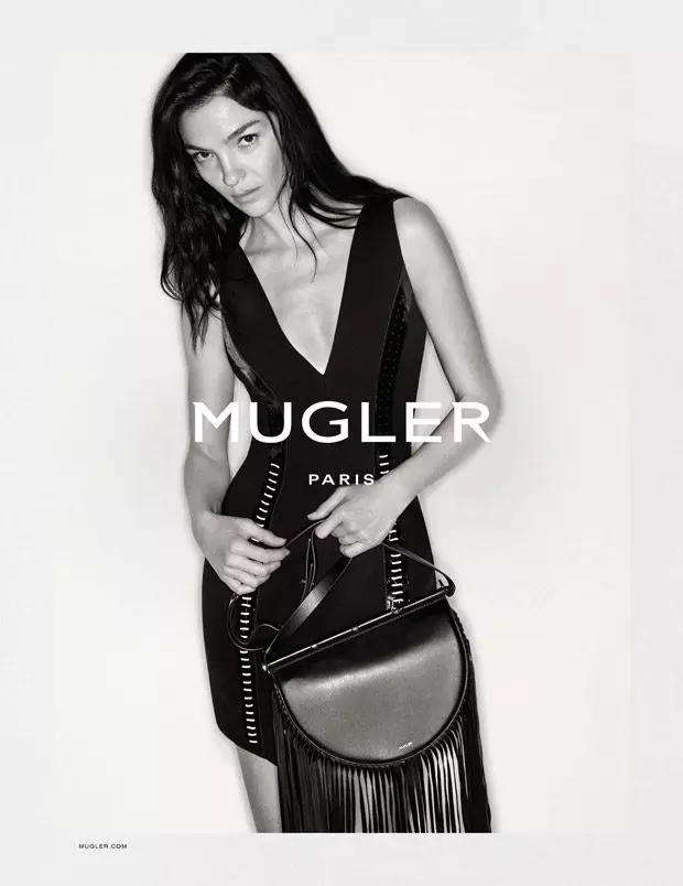 Mariacarla Boscono encabeza la campaña otoño-invierno 2016 de Mugler con un minivestido ajustado