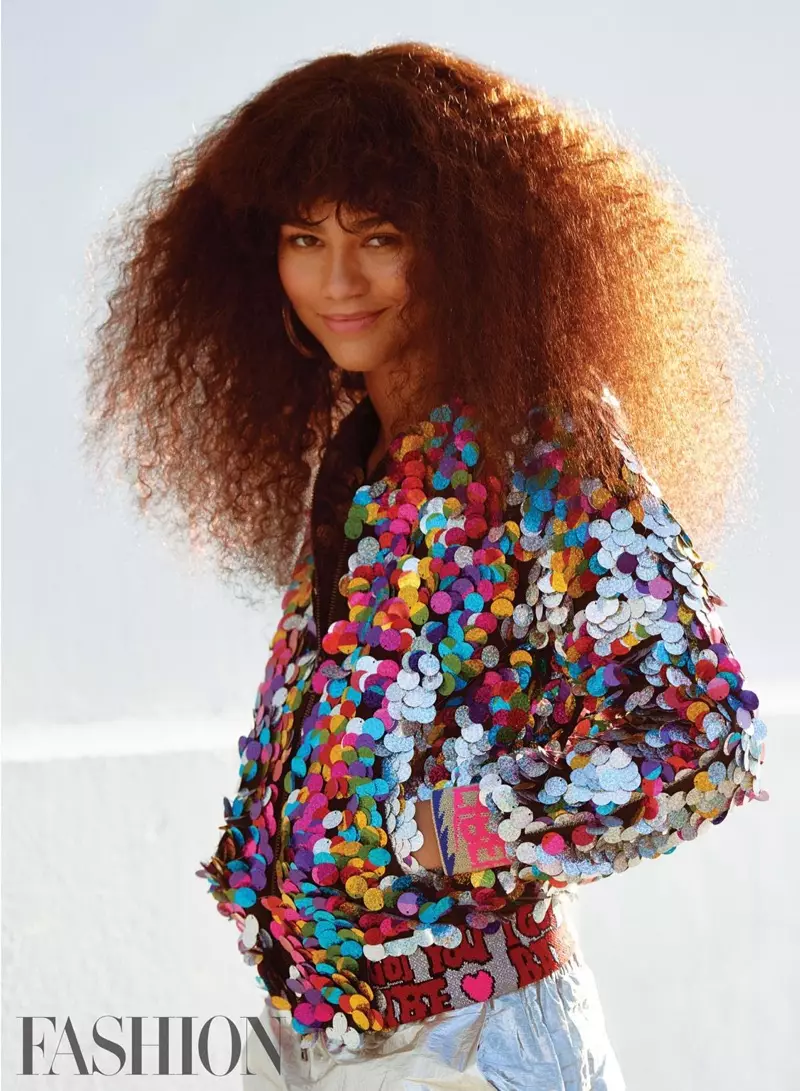 Zendaya poseert in met pailletten versierd jasje van Libertine, broek van Sally LaPointe en oorbellen van Jennifer Fisher