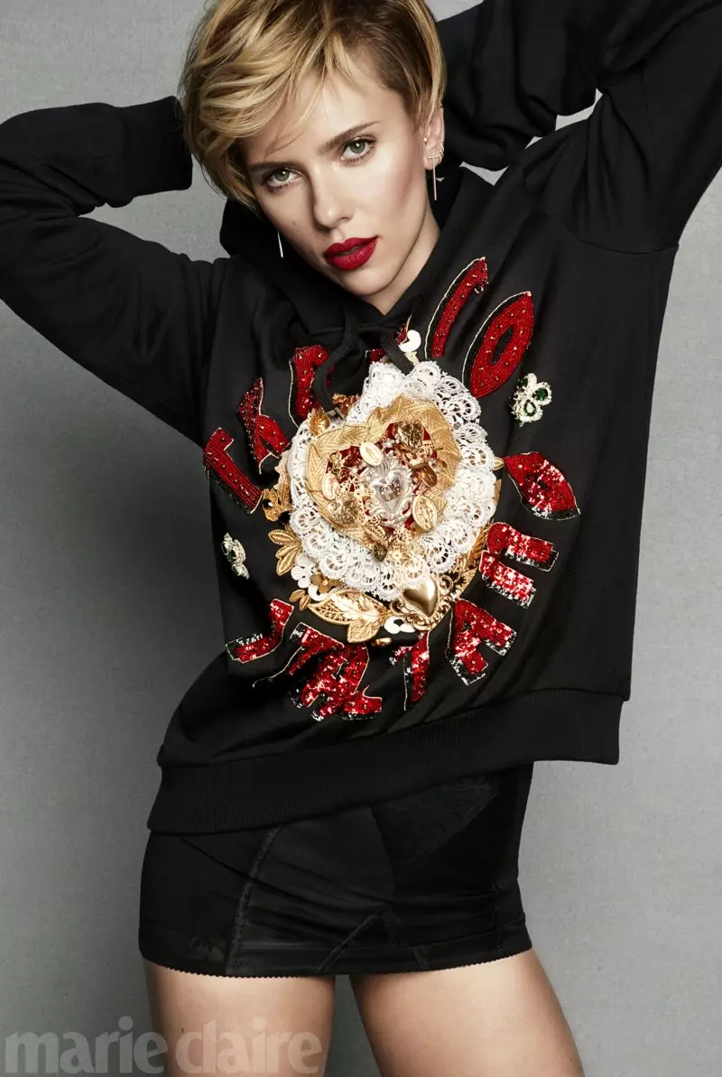 นักแสดงหญิง Scarlett Johansson สวมเสื้อสเวตเตอร์มีฮู้ดปัก Dolce & Gabbana