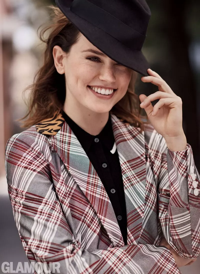 Daisy Ridley Linaleli ho Glamour UK, o Bua Kamoo Botumo bo Amang Lelapa la Hae