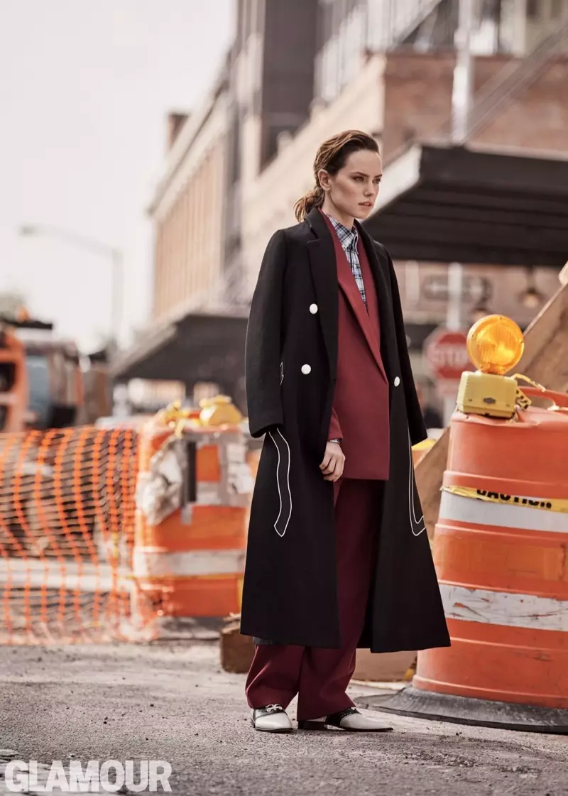 L'attrice Daisy Ridley indossa cappotto Emporio Armani, giacca e pantaloni Celine con camicia J. Crew e brogue Altuzarra