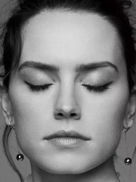 Daisy Ridley nosi modne stylizacje w Grazia w Chinach