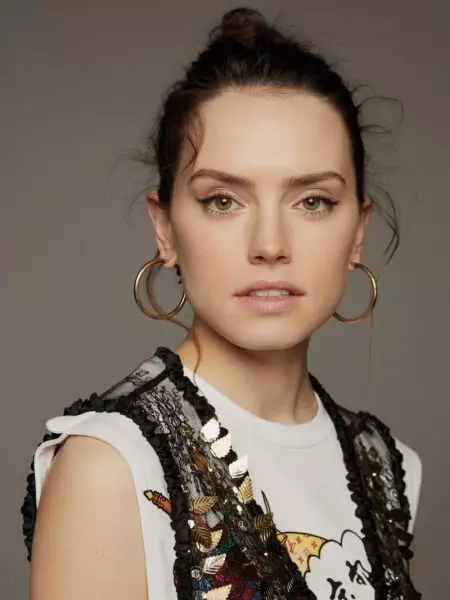 Daisy Ridley သည် Grazia China တွင် ဖက်ရှင် ရှေ့သို့ ၀တ်ဆင်ထားသည်။